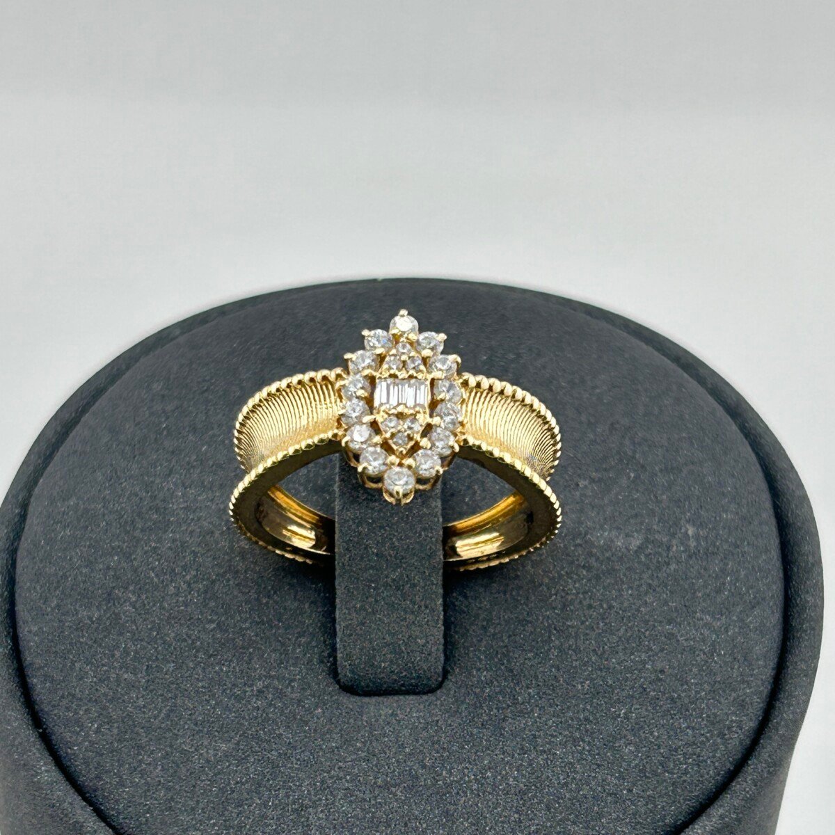 خاتم ذهب عيار 18 بتصميم وردة مرصعة بزركون من جولدانا