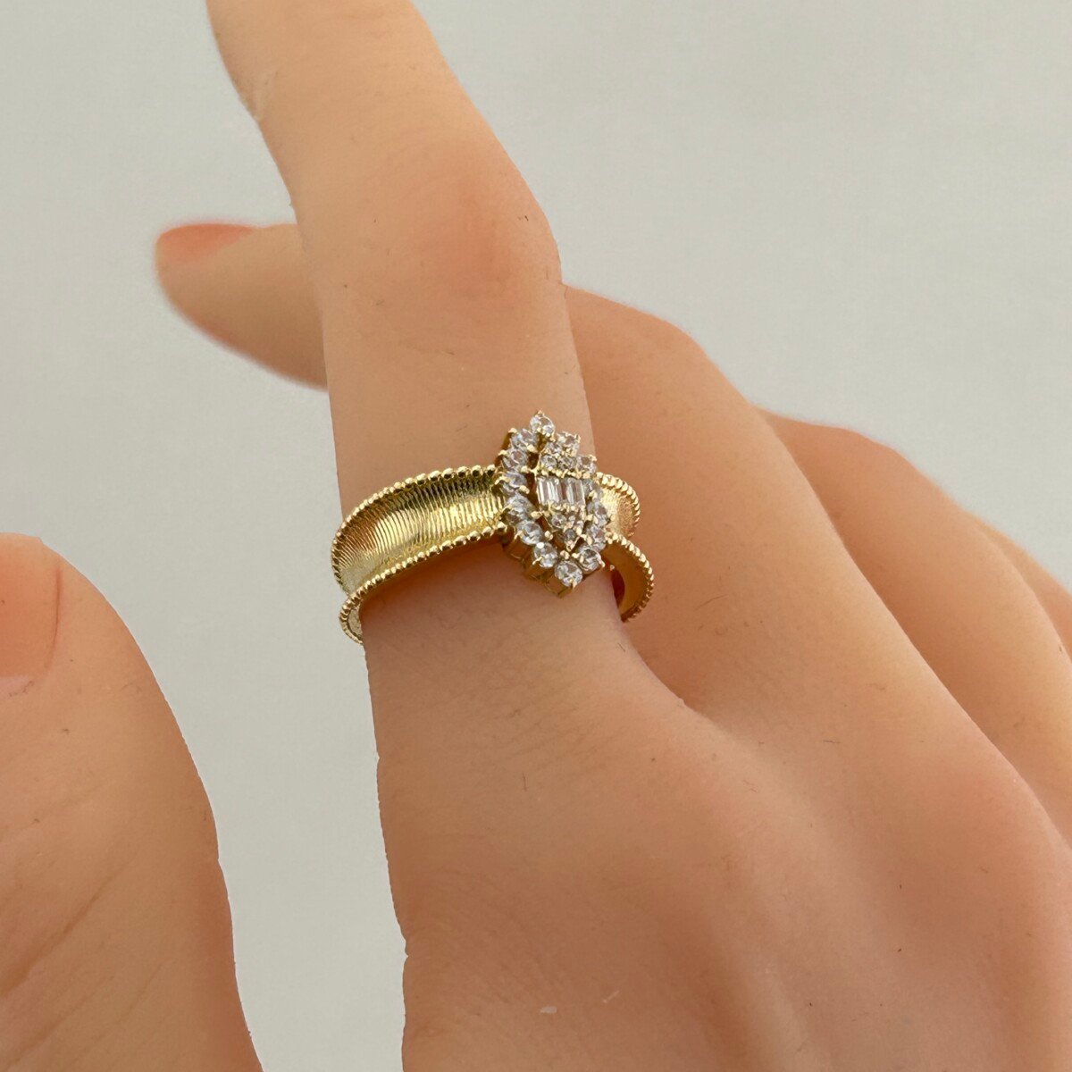 IMG_3325 خاتم ذهب عيار 18 بتصميم وردة مرصعة بزركون من جولدانا