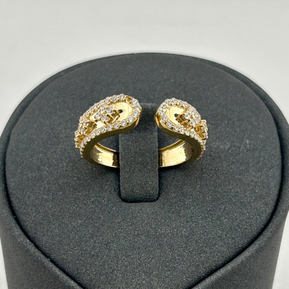 خاتم ذهب عيار 18 بفصوص زركون متقابلة تصميم كلاسيكي من جولدانا