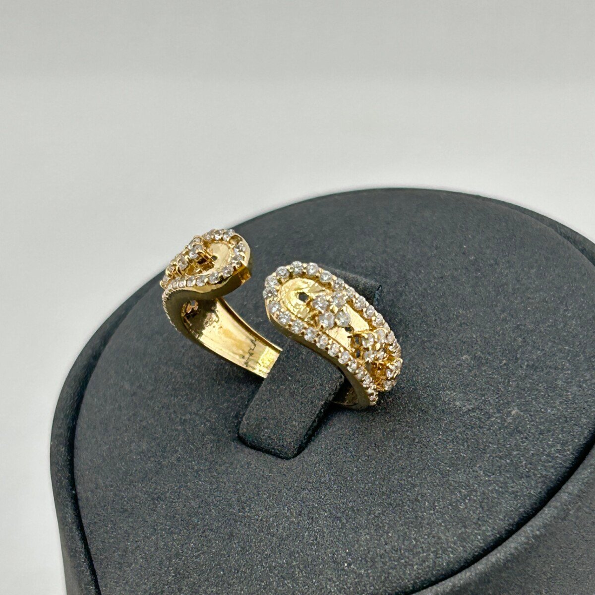 IMG_3336 خاتم ذهب عيار 18 بفصوص زركون متقابلة تصميم كلاسيكي من جولدانا