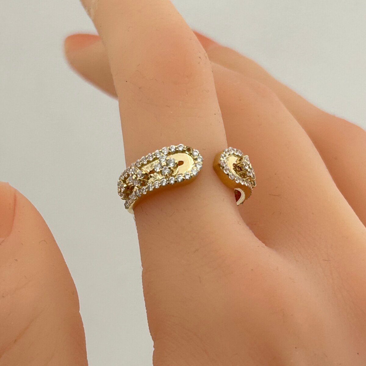 IMG_3337 خاتم ذهب عيار 18 بفصوص زركون متقابلة تصميم كلاسيكي من جولدانا