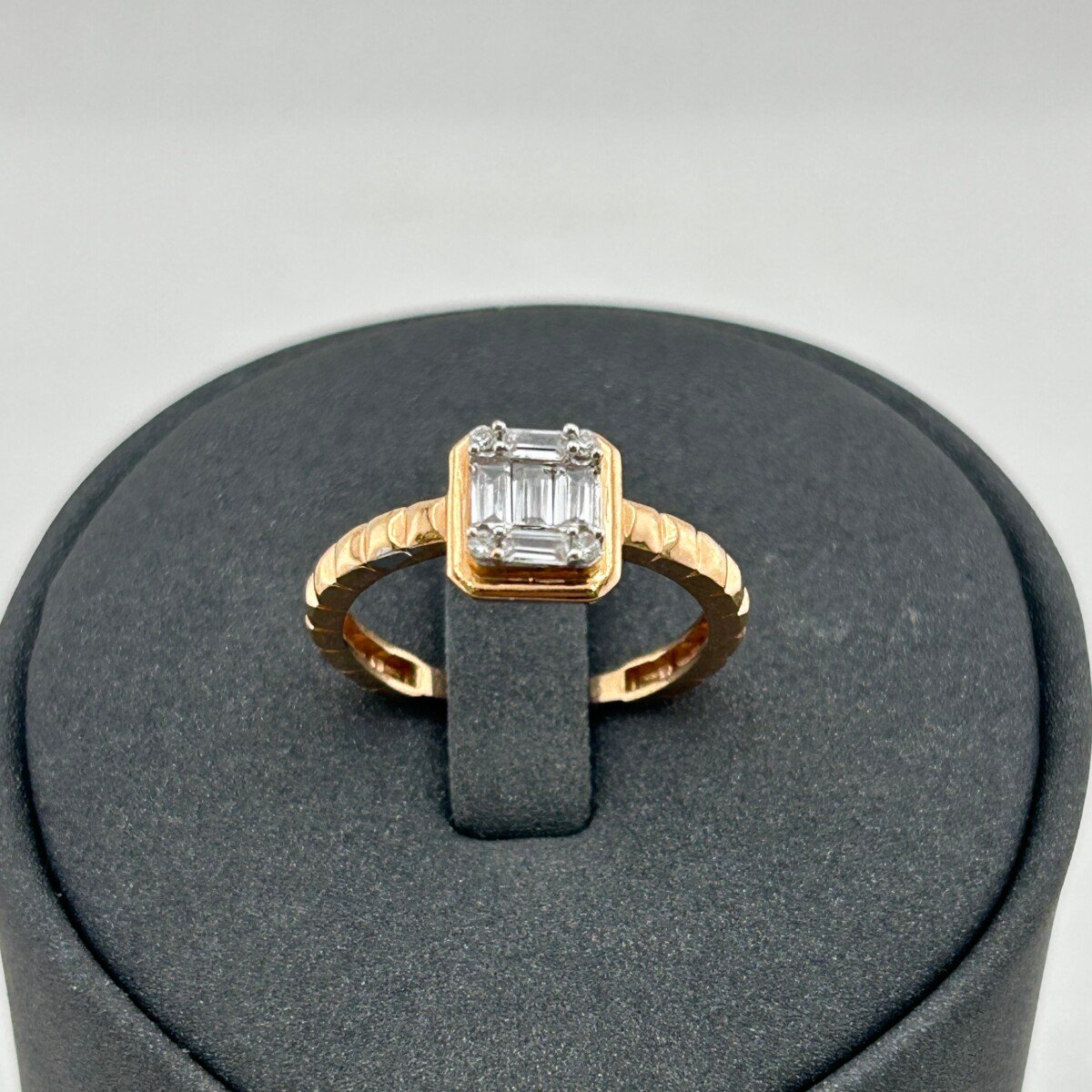 خاتم ذهب عيار 18 بفص مستطيل زركون تصميم عصري فاخر من جولدانا