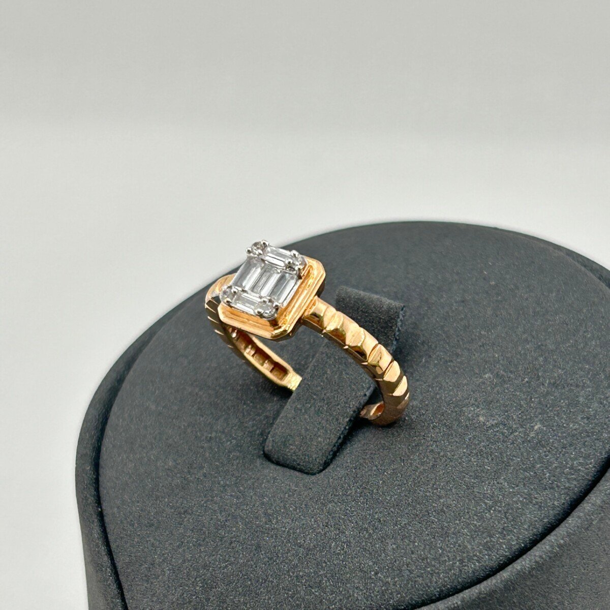 IMG_3340 خاتم ذهب عيار 18 بفص مستطيل زركون تصميم عصري فاخر من جولدانا