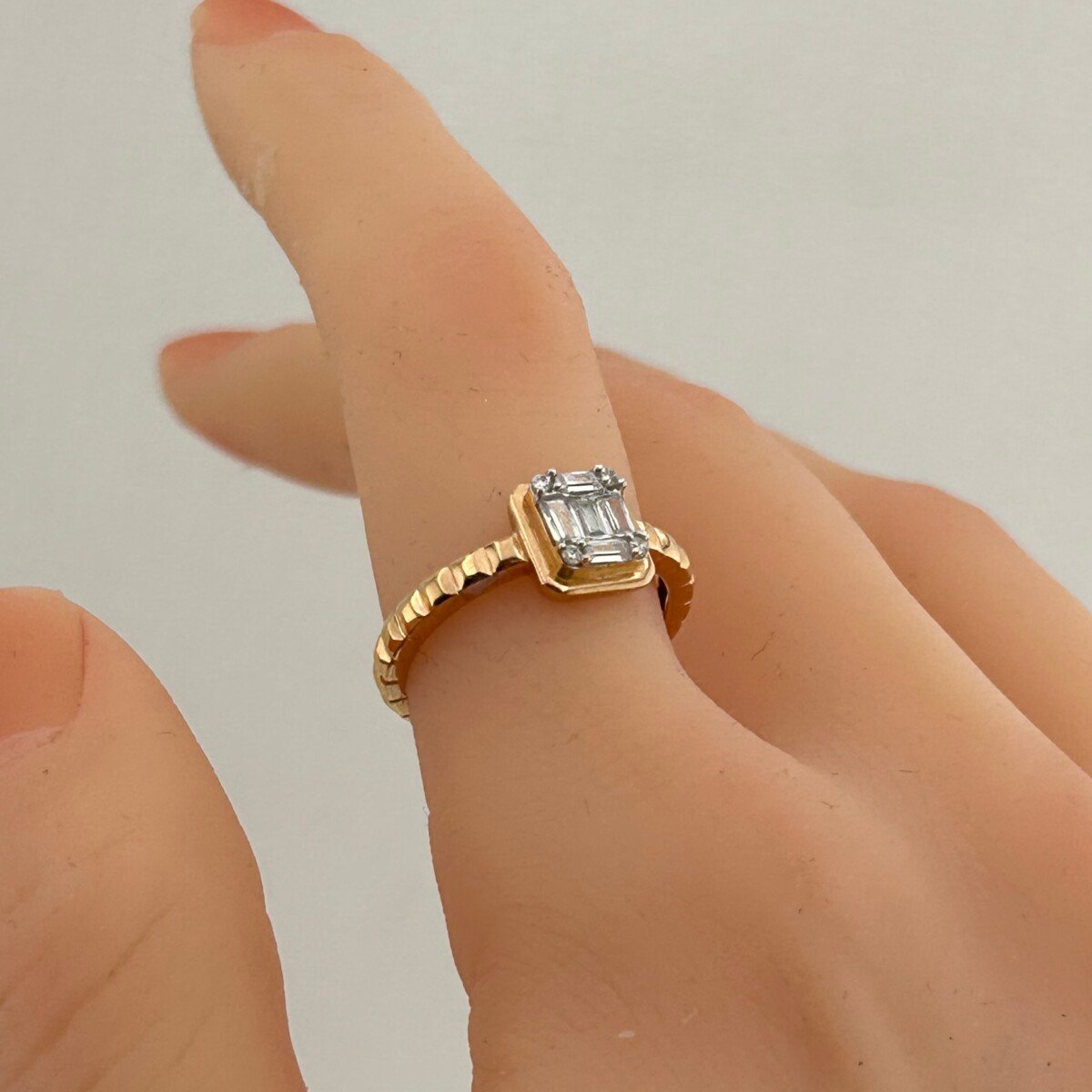 IMG_3341 خاتم ذهب عيار 18 بفص مستطيل زركون تصميم عصري فاخر من جولدانا