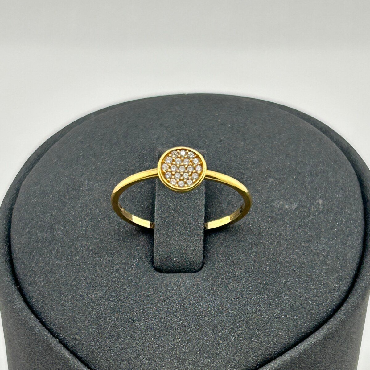 خاتم ذهب عيار 18 بفص دائري زركون تصميم كلاسيكي ناعم من جولدانا