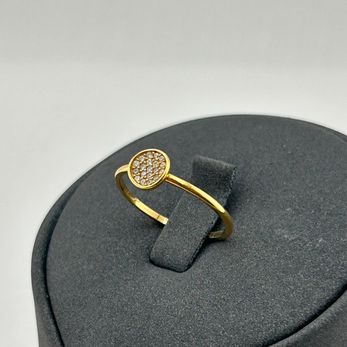 IMG_3344 خاتم ذهب عيار 18 بفص دائري زركون تصميم كلاسيكي ناعم من جولدانا
