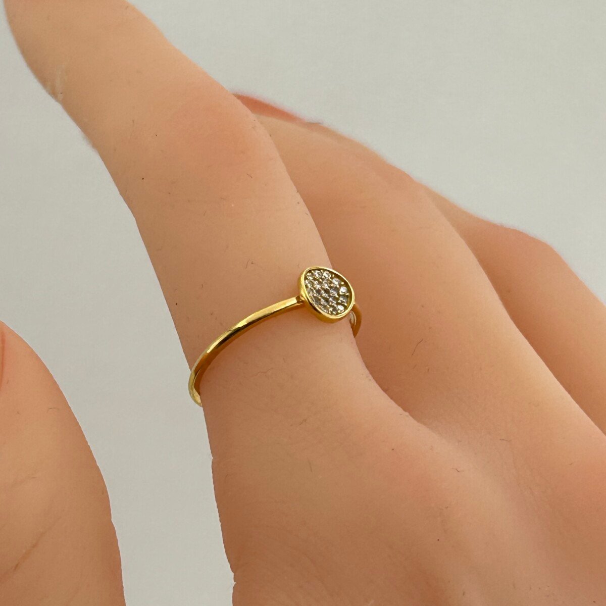 IMG_3345 خاتم ذهب عيار 18 بفص دائري زركون تصميم كلاسيكي ناعم من جولدانا