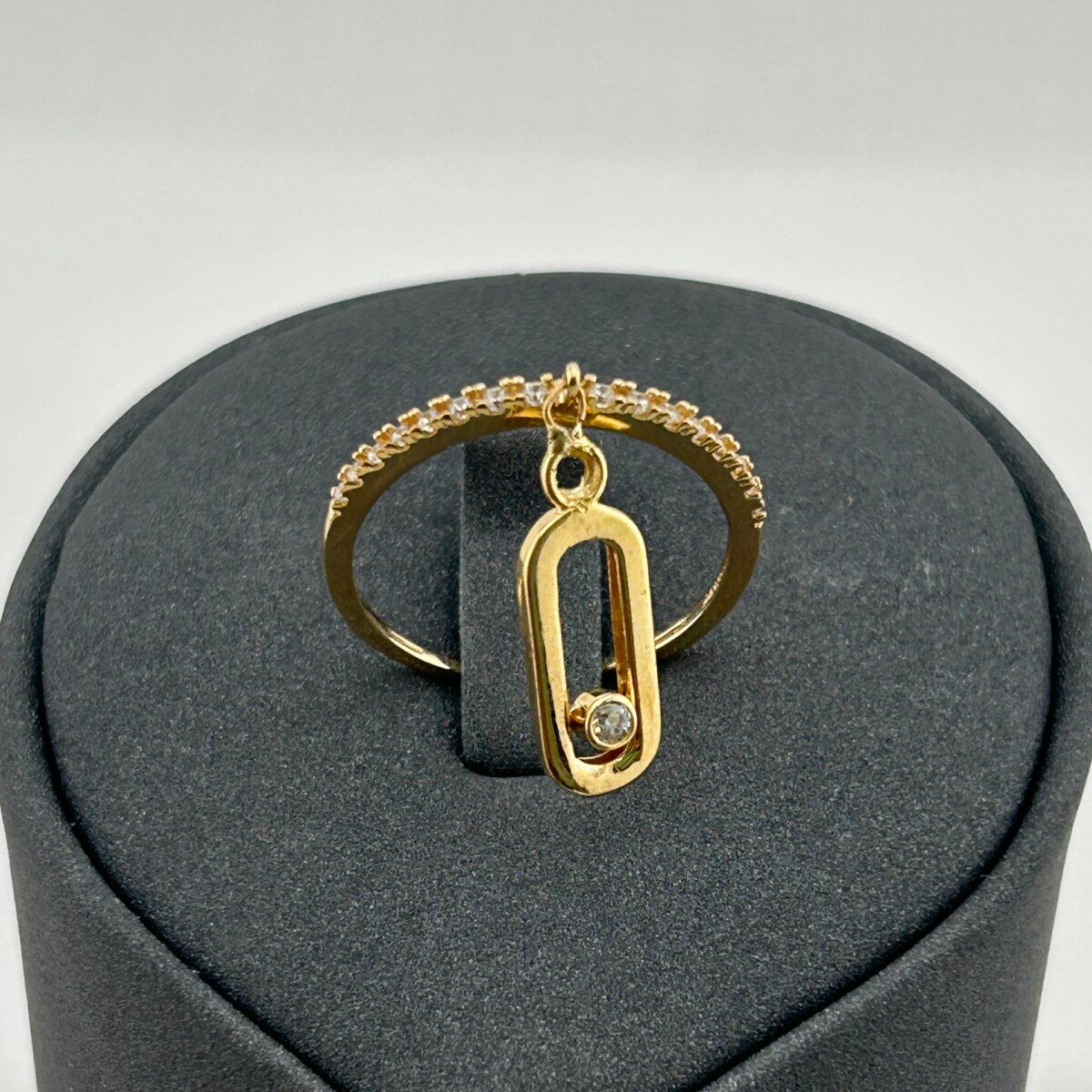 خاتم ذهب عيار 18 بتعليقة هندسية مرصعة زركون تصميم عصري