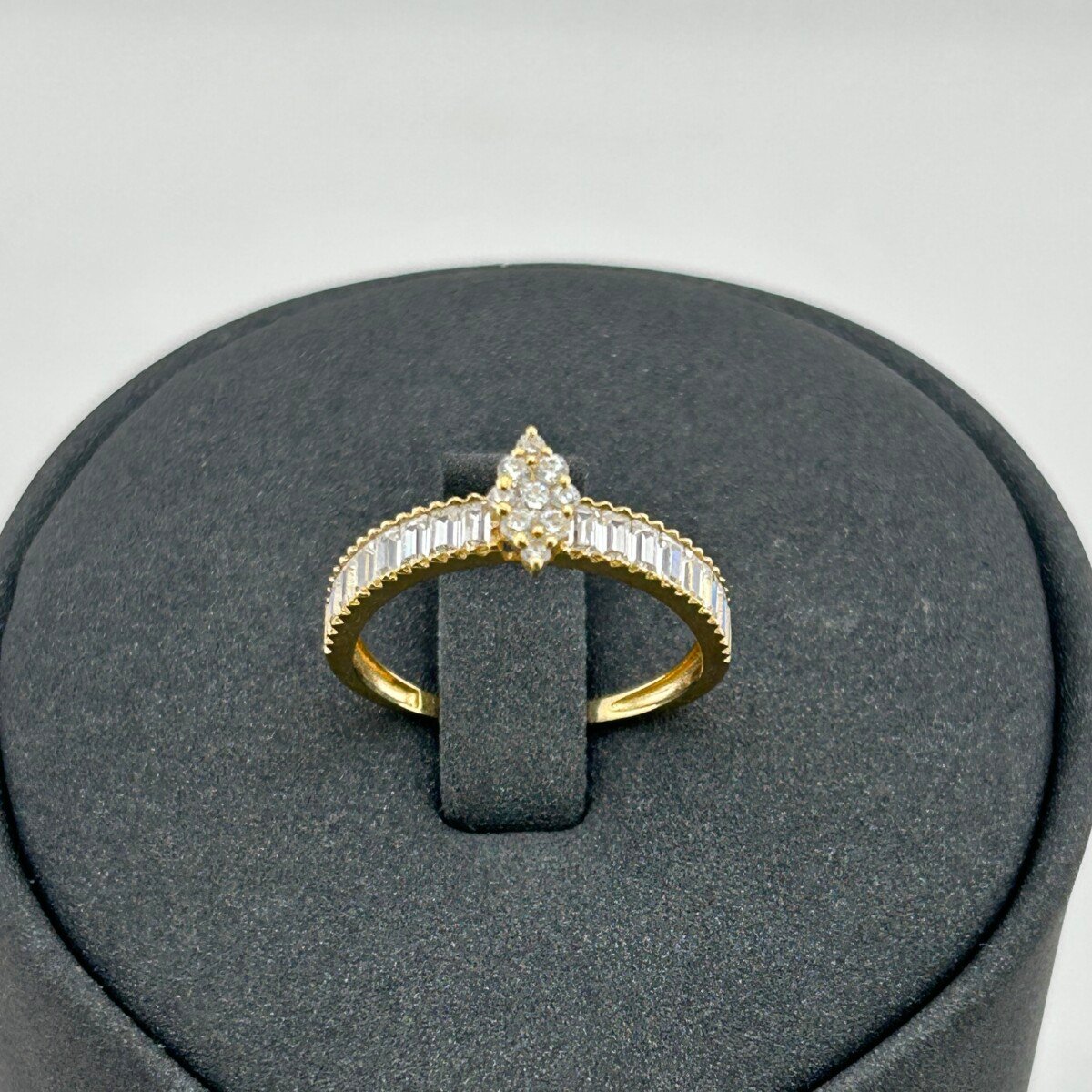 خاتم ذهب عيار 18 بفصوص خطية زركونية براقة تصميم ألماسي من جولدانا