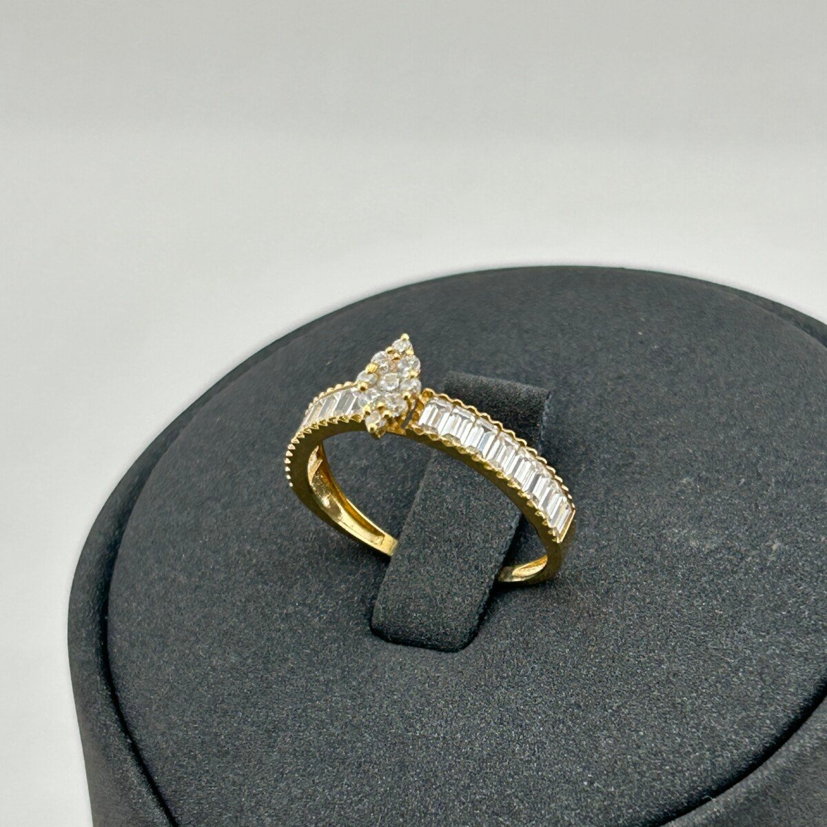 IMG_3352 خاتم ذهب عيار 18 بفصوص خطية زركونية براقة تصميم ألماسي من جولدانا