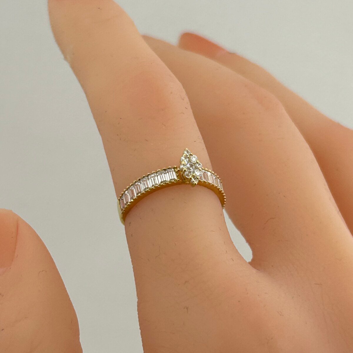 IMG_3353 خاتم ذهب عيار 18 بفصوص خطية زركونية براقة تصميم ألماسي من جولدانا