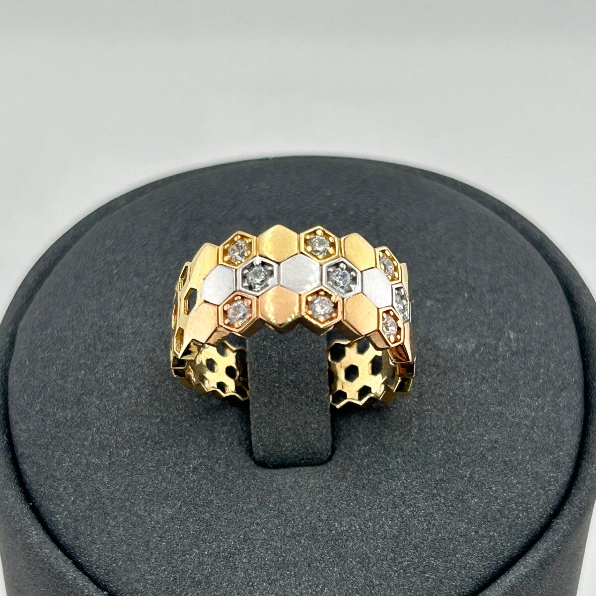 خاتم ذهب عيار 18 بتصميم خلية نحل وزركون عصري من جولدانا