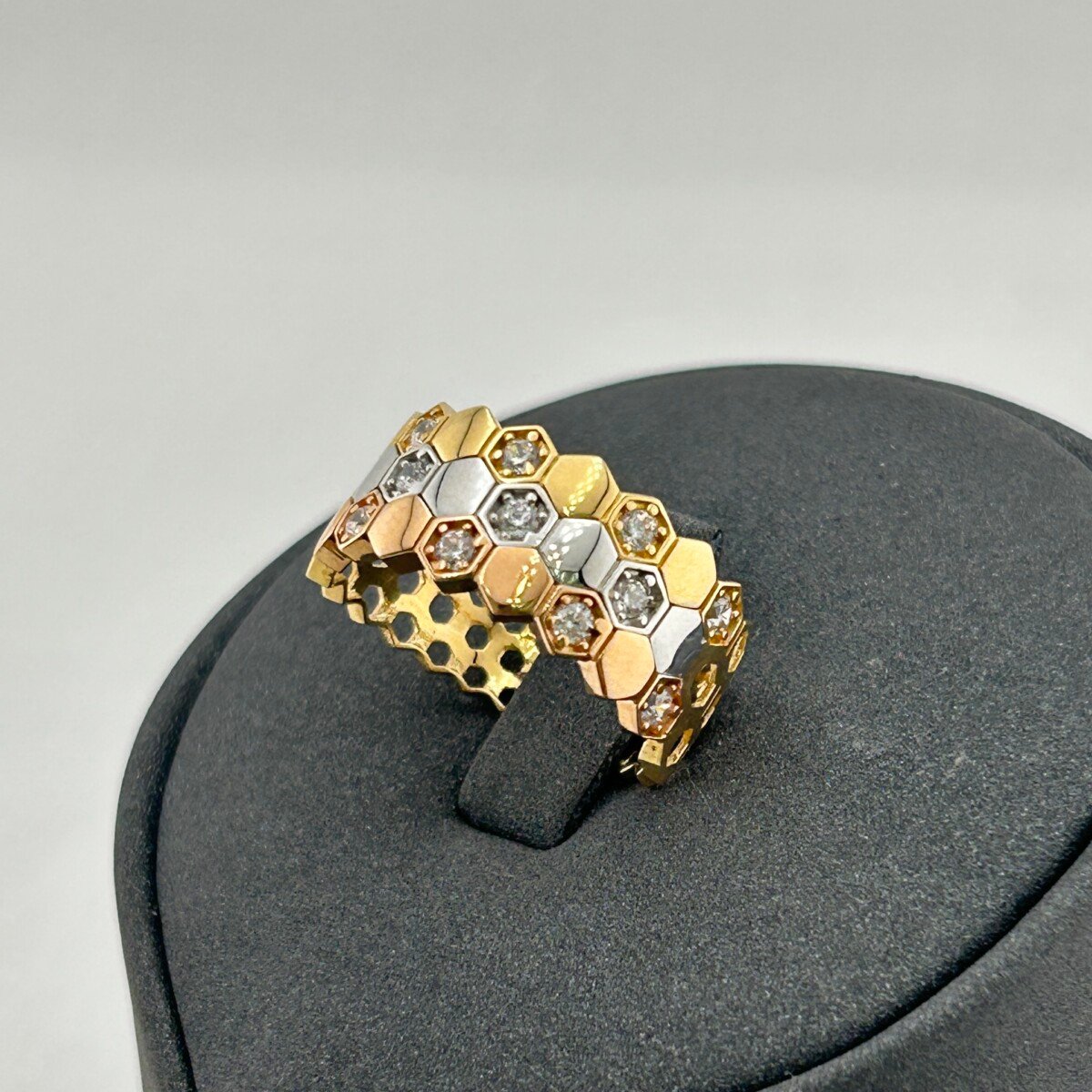 IMG_3356 خاتم ذهب عيار 18 بتصميم خلية نحل وزركون عصري من جولدانا