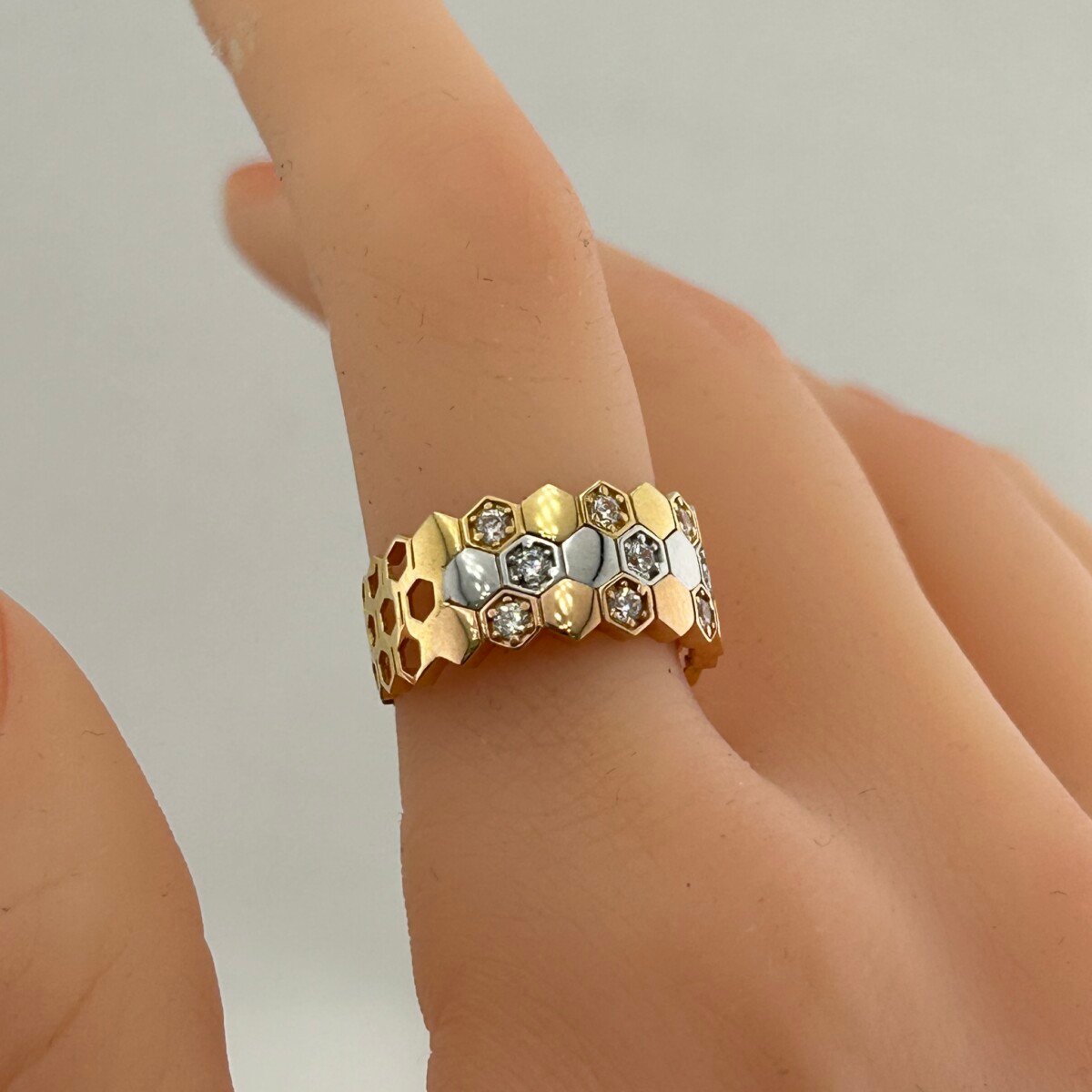 IMG_3357 خاتم ذهب عيار 18 بتصميم خلية نحل وزركون عصري من جولدانا