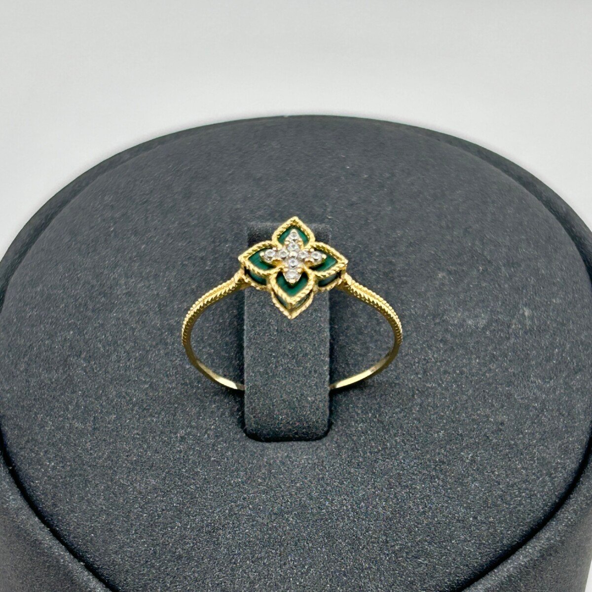 خاتم ذهب عيار 18 إيطالي بزخرفة خضراء وفص زركون ناعم من جولدانا