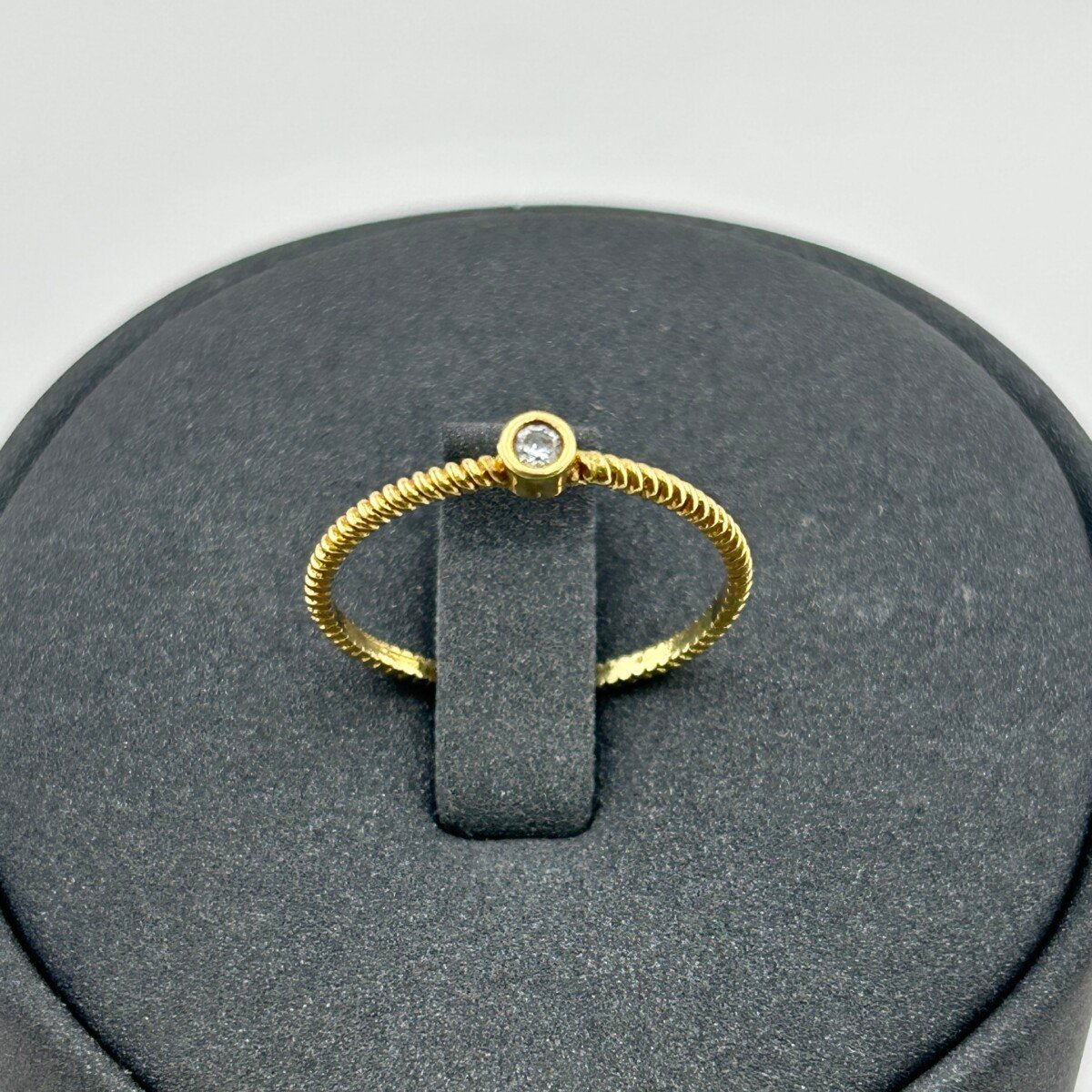 خاتم ذهب عيار 18 بفص زركون دائري بتصميم لولبي عصري من جولدانا