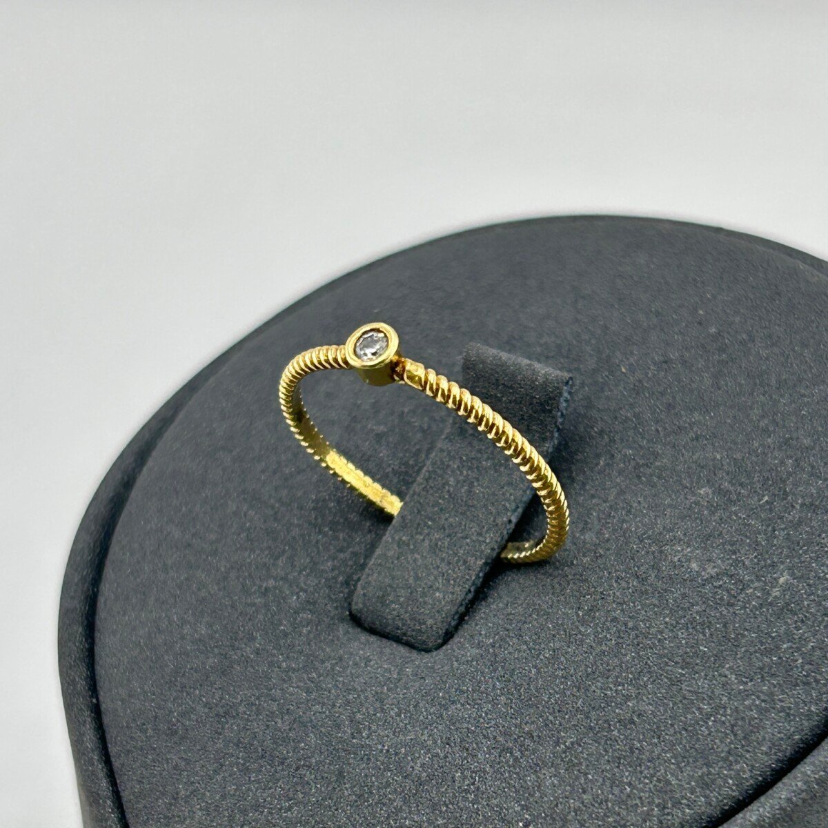 IMG_3367 خاتم ذهب عيار 18 بفص زركون دائري بتصميم لولبي عصري من جولدانا