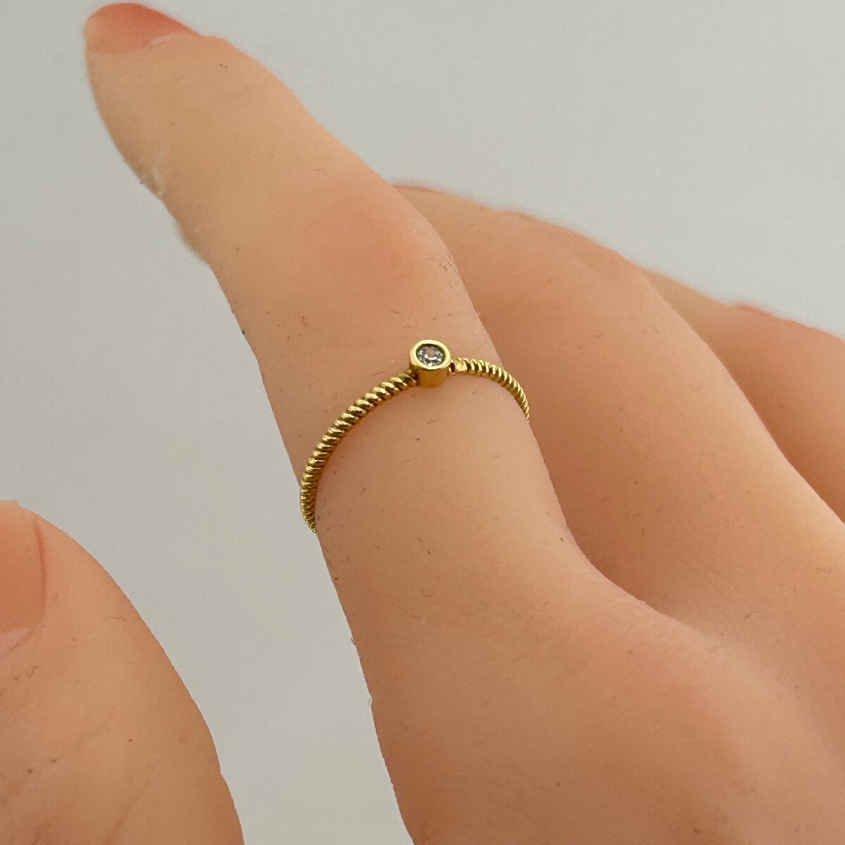 IMG_3369 خاتم ذهب عيار 18 بفص زركون دائري بتصميم لولبي عصري من جولدانا